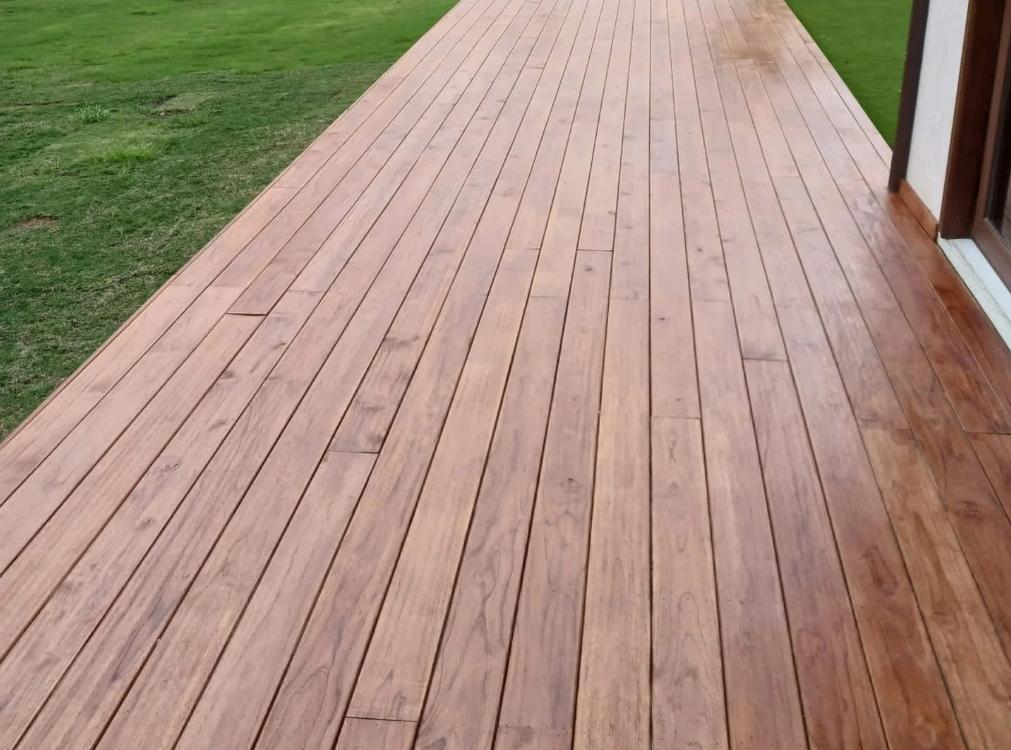 Deck de teca exterior junto a piscina